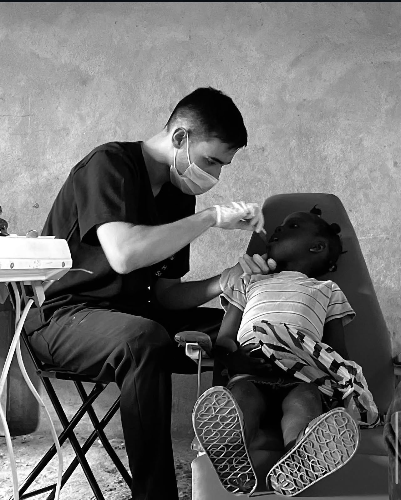 Dr. Paulo Ilonczai atendendo uma criança voluntariamente no Haiti